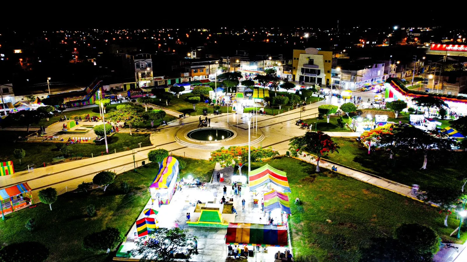 Vista panorámica de la plaza de Pueblo Nuevo en un día soleado.